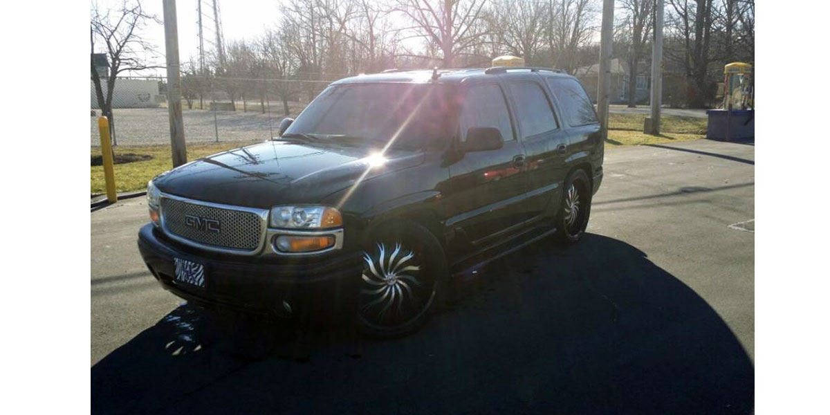 vehicle gallery/2005 gmc yukon starr 458 magnum  Black & Machined wheels and rims