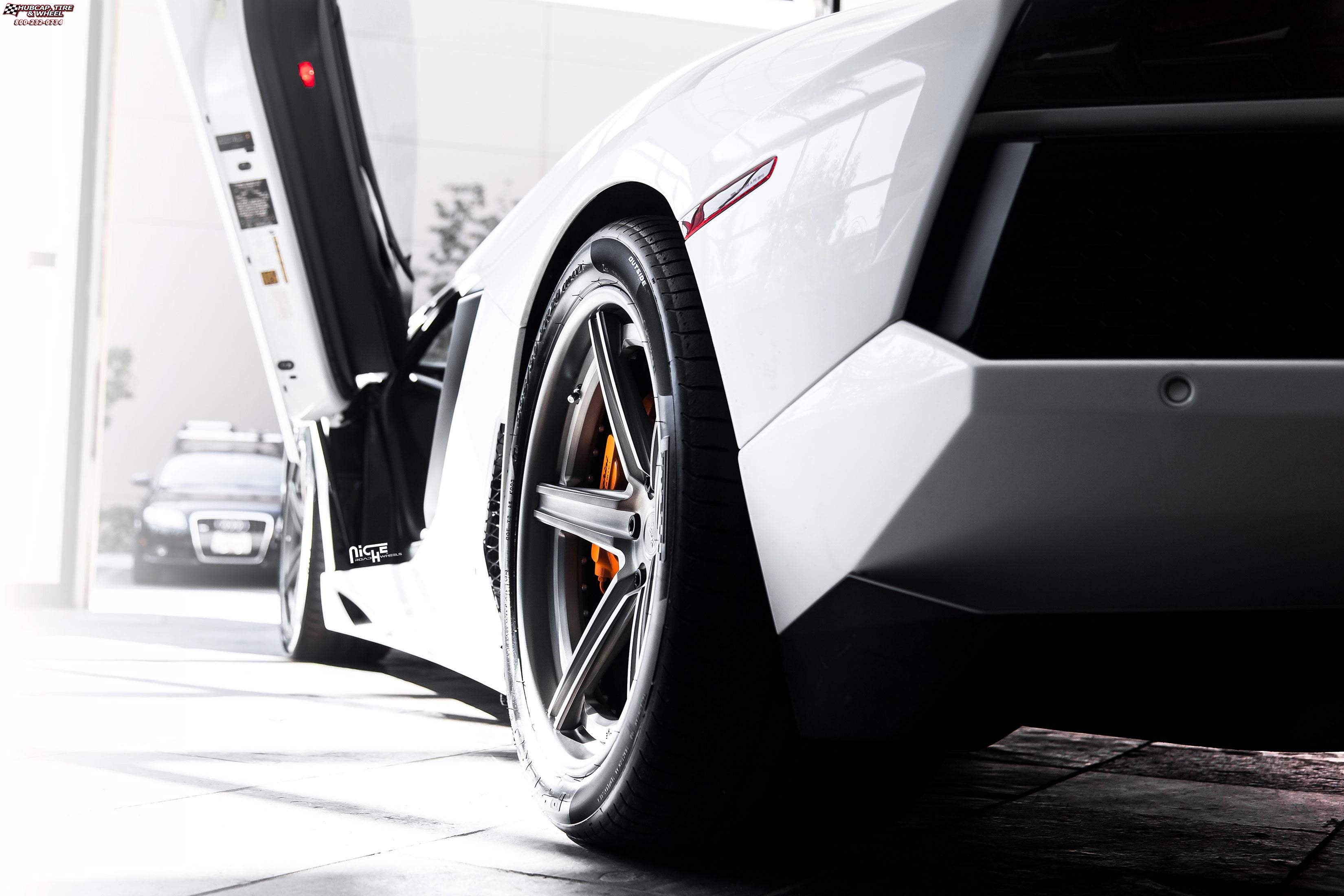  Lamborghini Aventador