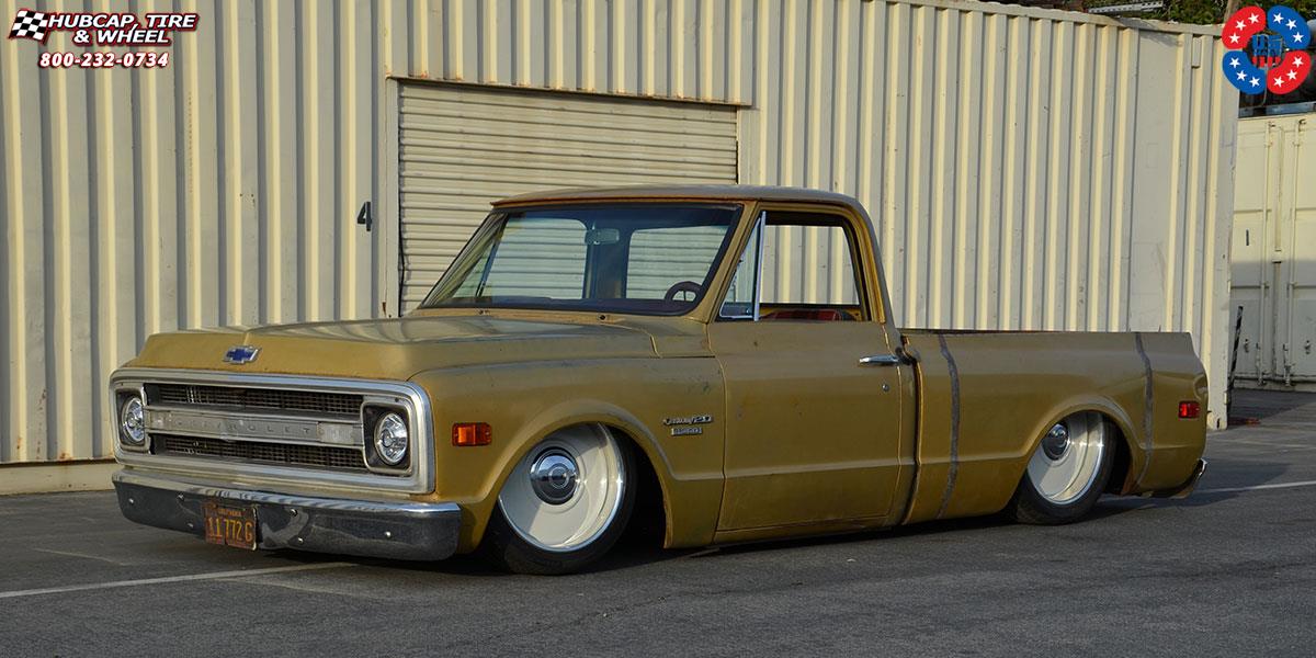 vehicle gallery/chevrolet c20 us mags plain jane u601 20X9  White Pearl | Polished Lip wheels and rims