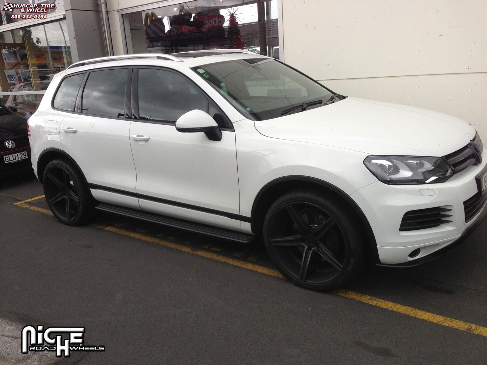 vehicle gallery/volkswagen touareg niche apex m126  Black & Machined with Dark Tint wheels and rims